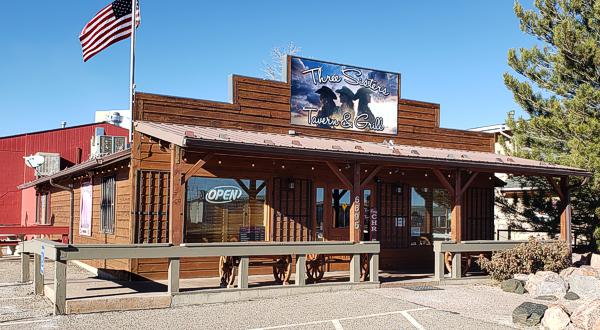 Restaurant Three Sisters Tavern and Grill